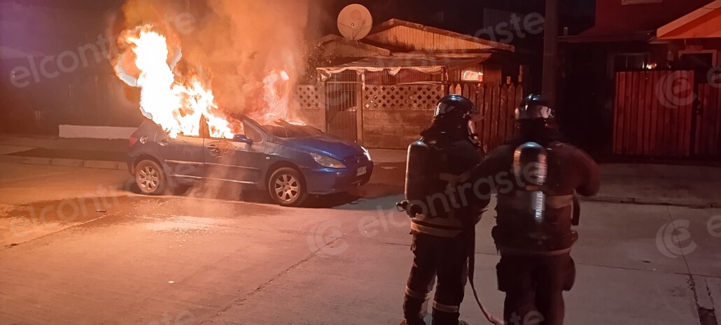 Incendio consume automóvil en el sector sur de Los Ángeles: Las llamas afectaron a los vecinos.