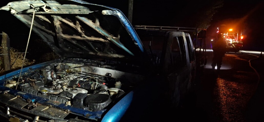 Camioneta quedó completamente destrozada por un incendio en Los Ángeles.