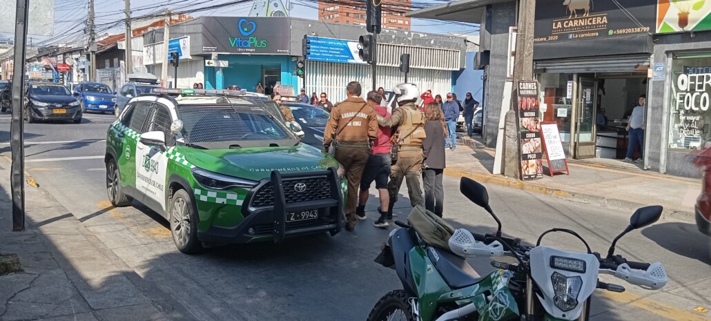 Hombre escupe y trata de agredir al delegado presidencial provincial en Los Ángeles.