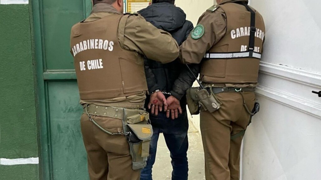 Capturan a individuos que vigilaban a clientes que retiraban grandes cantidades de dinero en bancos de Los Ángeles.