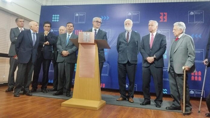 Ministro Marcel se encuentra con sus predecesores para discutir estrategias frente a la «Guerra Arancelaria».