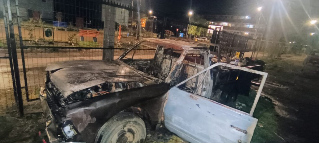 Incendio consume camioneta en Los Ángeles: Se está investigando un posible acto intencional.