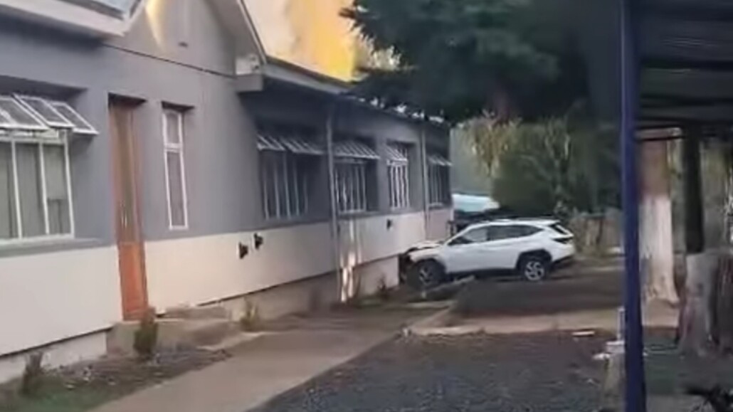 Conductor bajo los efectos del alcohol daña una reja y colisiona con una sala en el liceo de Angol.