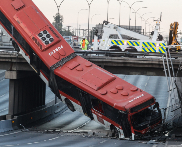 Accidente vehicular dejó una micro colgando en la Autopista Central.