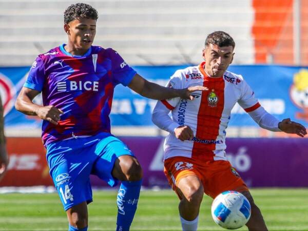 Universidad Católica respira al empatar con Cobresal en la altura de El Salvador.