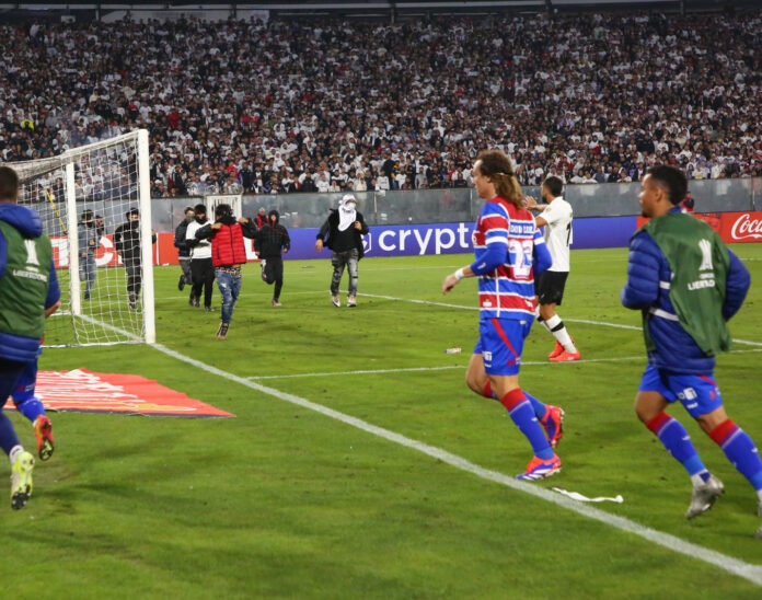 Conmebol impone sanción provisional a Colo-Colo tras serios incidentes en el Monumental.