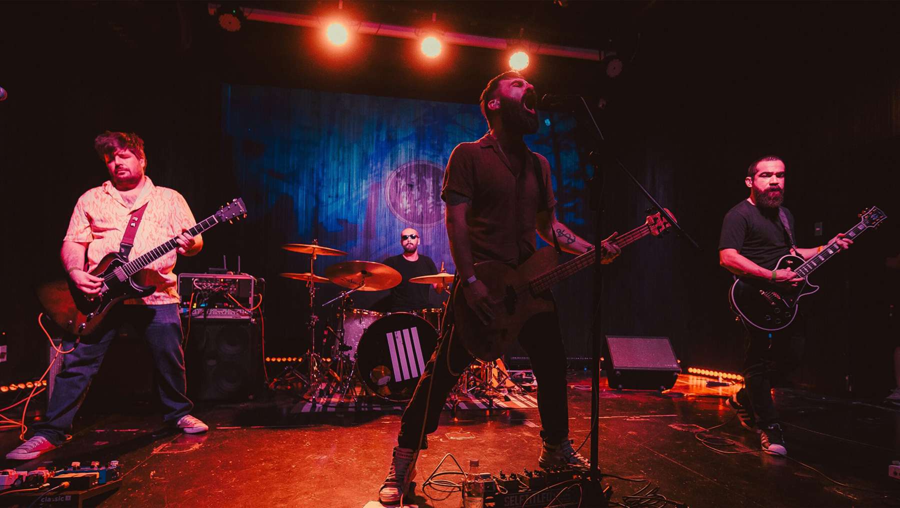 Derrumbando Defensas se presenta junto a iiii por primera vez en MiBar