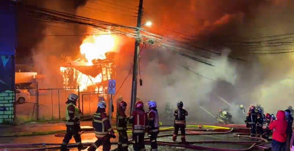 Tres muertos y dos heridos tras un intenso incendio que afectó una casa y varios locales comerciales en Puerto Montt.