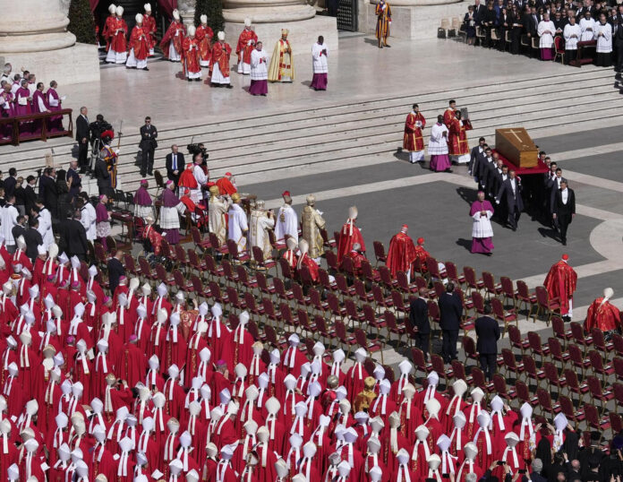 Fieles de todo el mundo rinden homenaje al papa Francisco en un funeral multitudinario.
