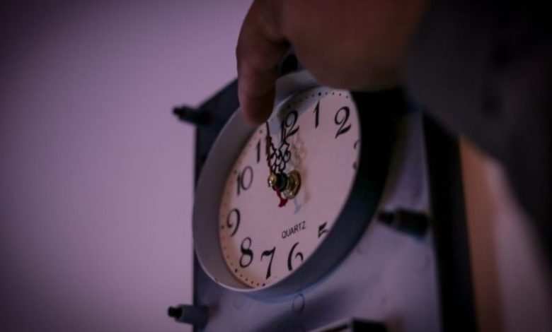 Chile comenzó el horario de invierno: los relojes se retrasaron una hora en casi todo el país.