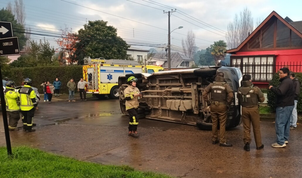 Furgón escolar vuelca tras colisión brusca con una camioneta en Angol.