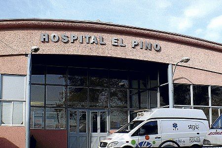 Hospital “El Pino” suspende la operación de cinco pabellones quirúrgicos debido a dos casos de infección intrahospitalaria.