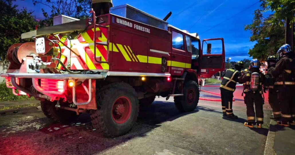 Hombre con riesgo vital tras intentar inmolarse dentro de su vehículo en Los Ángeles.