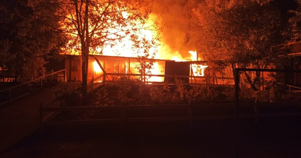Incendio de gran escala impacta escuela básica rural en la comuna de Florida.