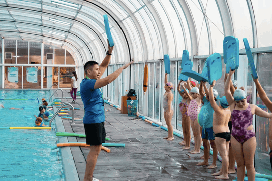 Cursos de natación en la piscina climatizada de Puente Alto.