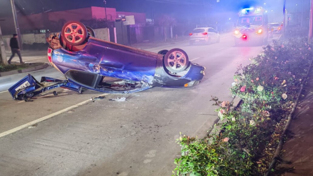 Accidente y volcadura resultan en dos personas gravemente heridas.