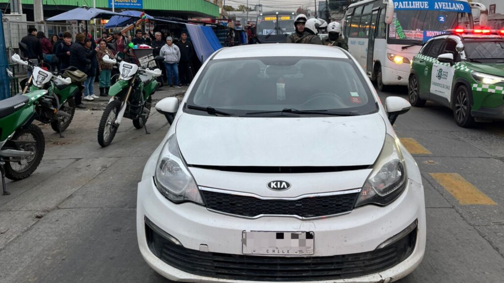 Tres personas fueron arrestadas en Los Ángeles por tener un vehículo robado en Santiago.