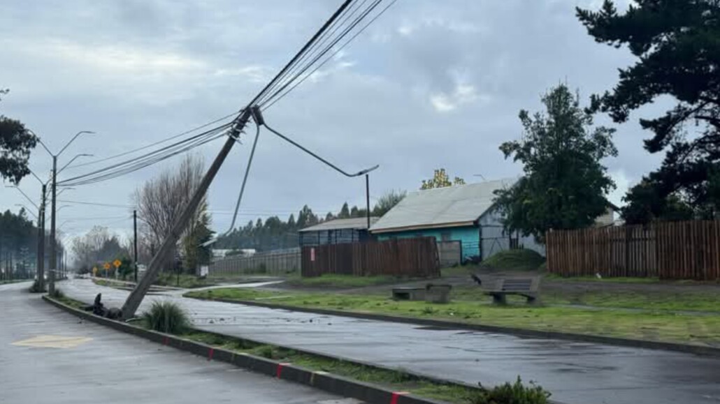 Sistema frontal provoca fuertes lluvias y vientos en la Región del Biobío: Senapred continúa monitoreando y advierte sobre la necesidad de precaución.