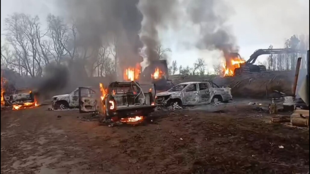 Nuevo ataque incendiario en Biobío: múltiples vehículos destruidos en una plantación forestal de Mulchén.
