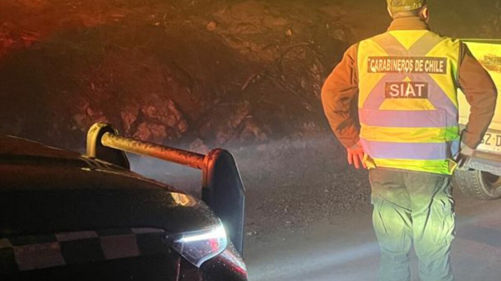 Accidente frontal entre un automóvil y un bus deja a un carabinero en estado crítico en Santa Bárbara.