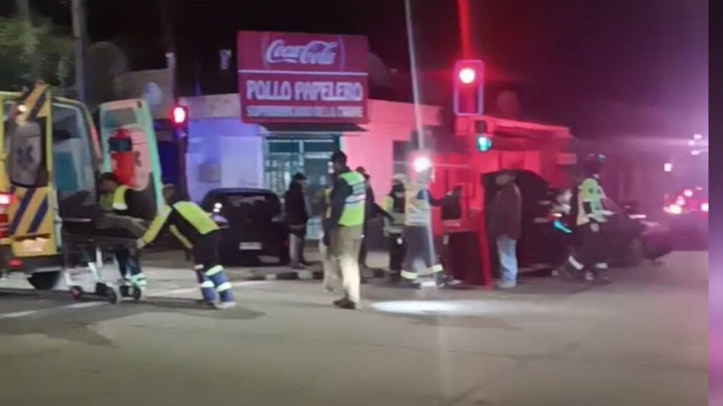 Accidente entre autobús y auto particular provoca tres heridos en Laja.