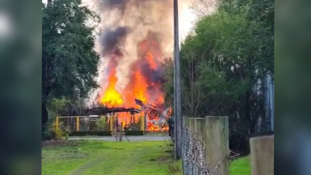 Incendio devastador consume una casa en el área rural de los Saltos del Laja.