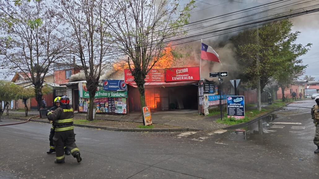 Incendio impacta un negocio y dos viviendas en la histórica villa de Los Ángeles.