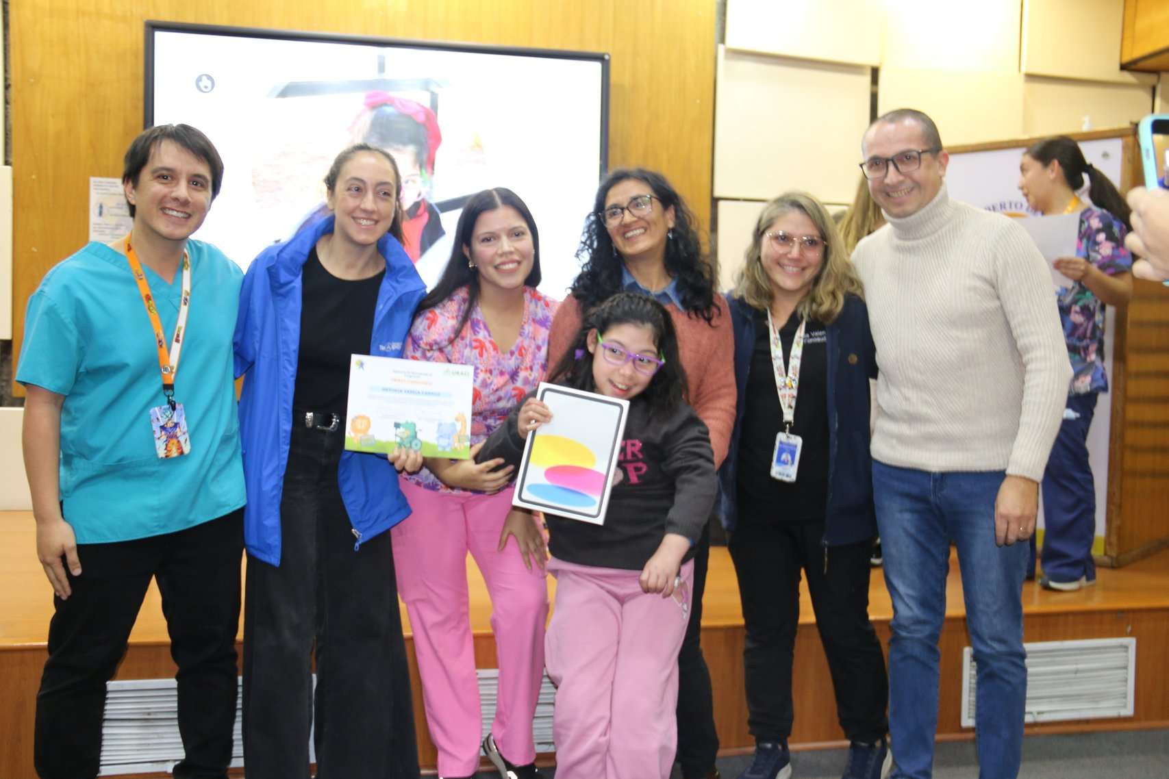 Niños y niñas del Hospital Dr. Roberto del Río reciben tabletas iPad.