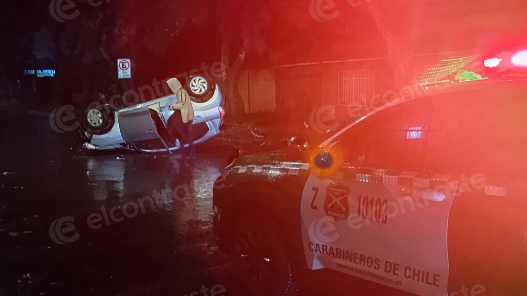 Vehículo terminó volcado a pocas cuadras del centro de Los Ángeles.