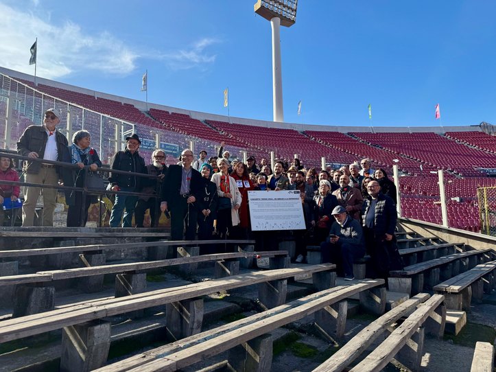 Placa conmemorativa de Amnesty International.