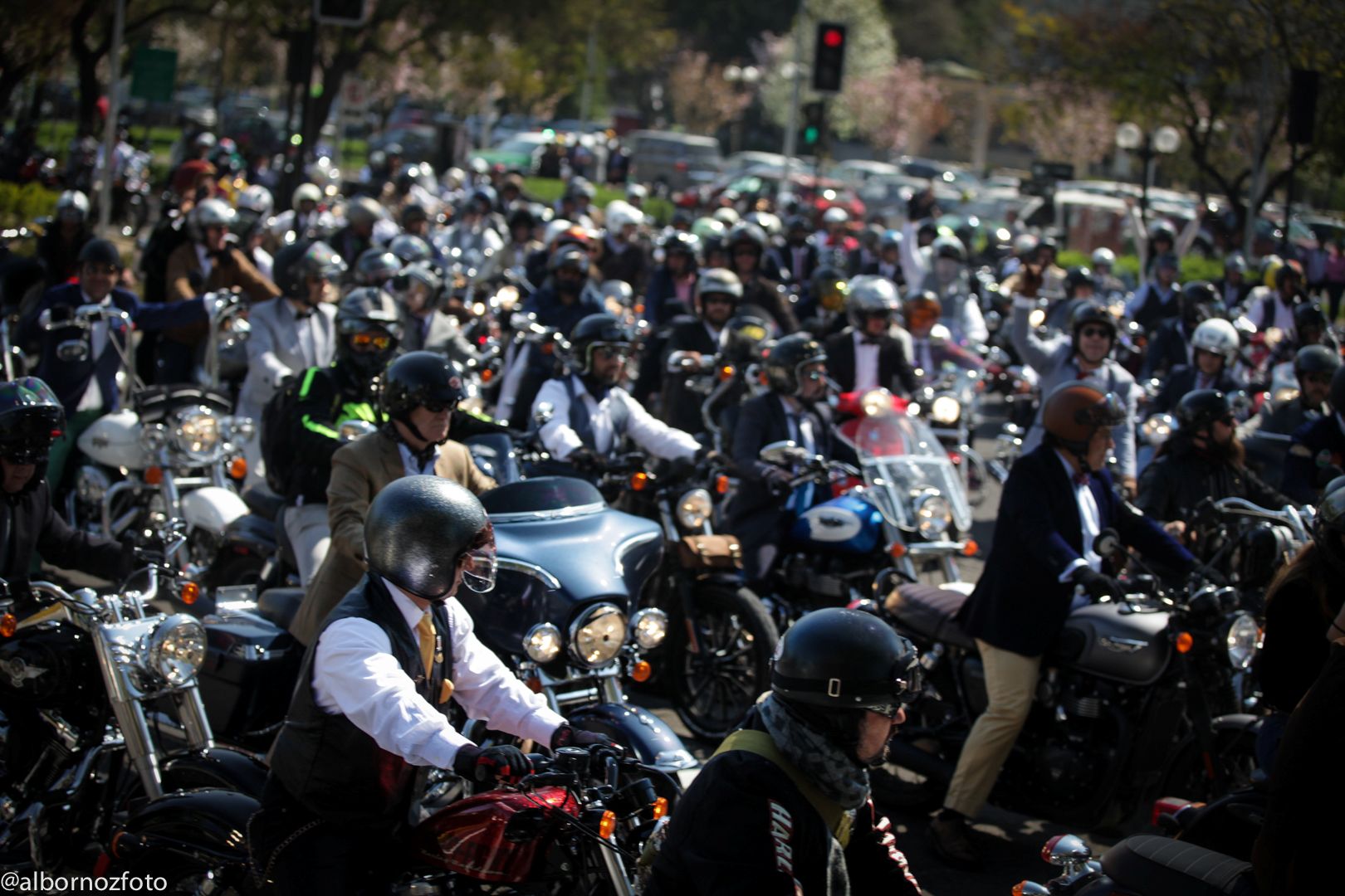 Caravana de motociclistas recorre Santiago para concientizar sobre el cáncer de próstata.