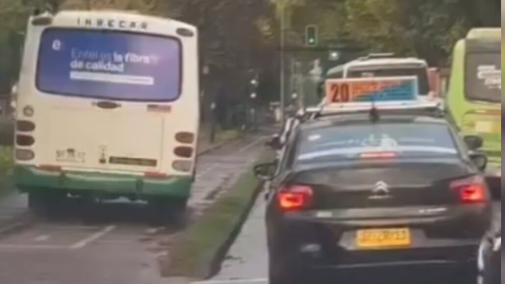 Captan a un micro subiendo a un bandejón central en Los Ángeles y utilizando la ciclovía para eludir el tráfico.