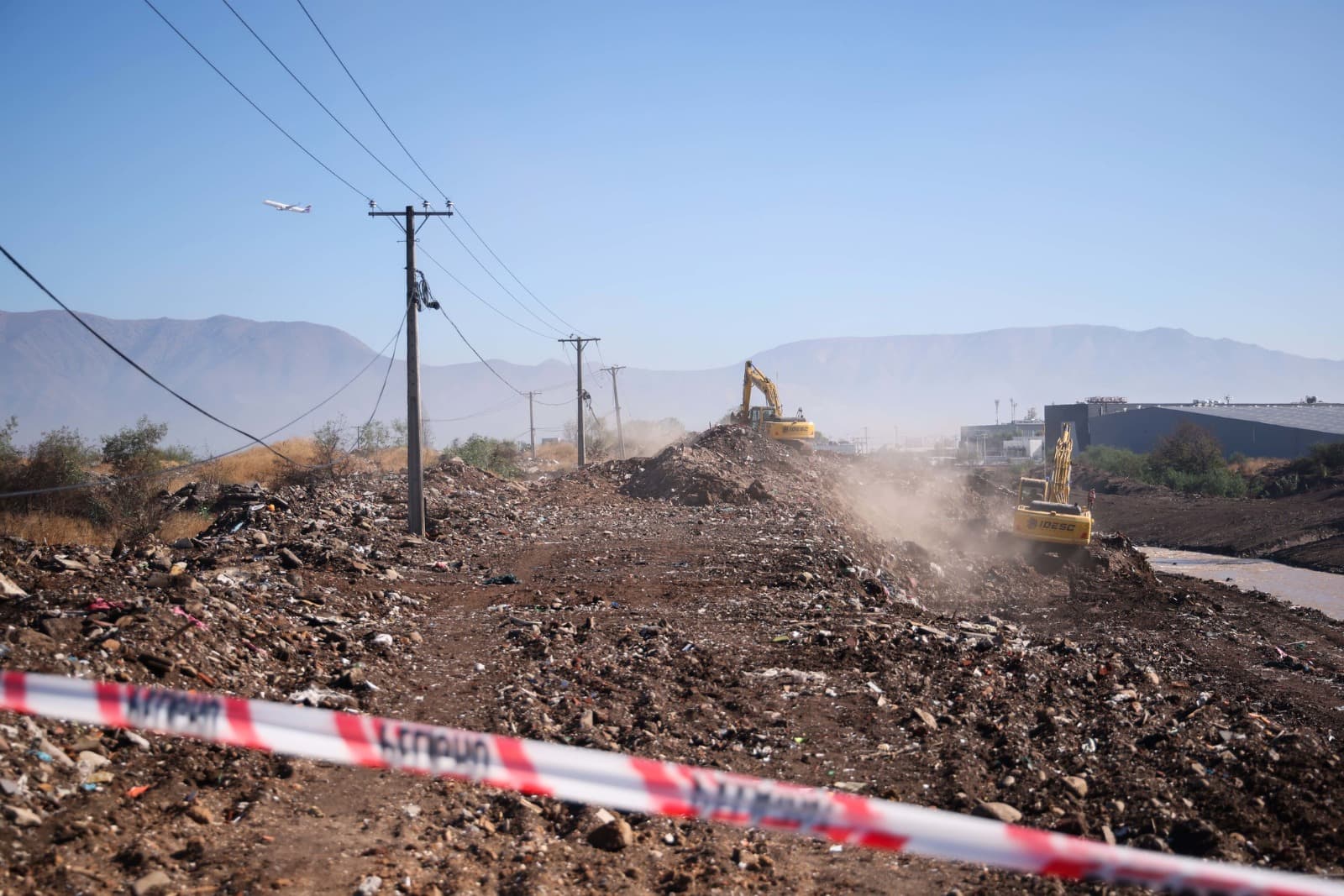 MOP retira más de 2,400 toneladas de residuos del Río Mapocho en Pudahuel.