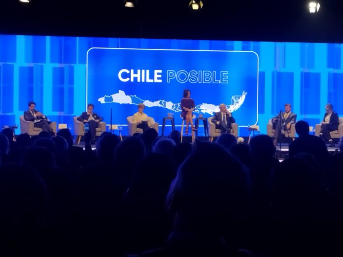 Candidatos presidenciales con más posibilidades se enfrentan en el primer debate de la CCHC.