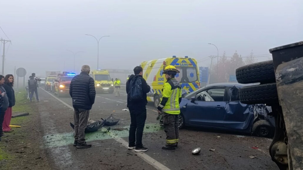 Colisión múltiple de al menos 16 vehículos en la Ruta 5 Sur deja varios heridos.