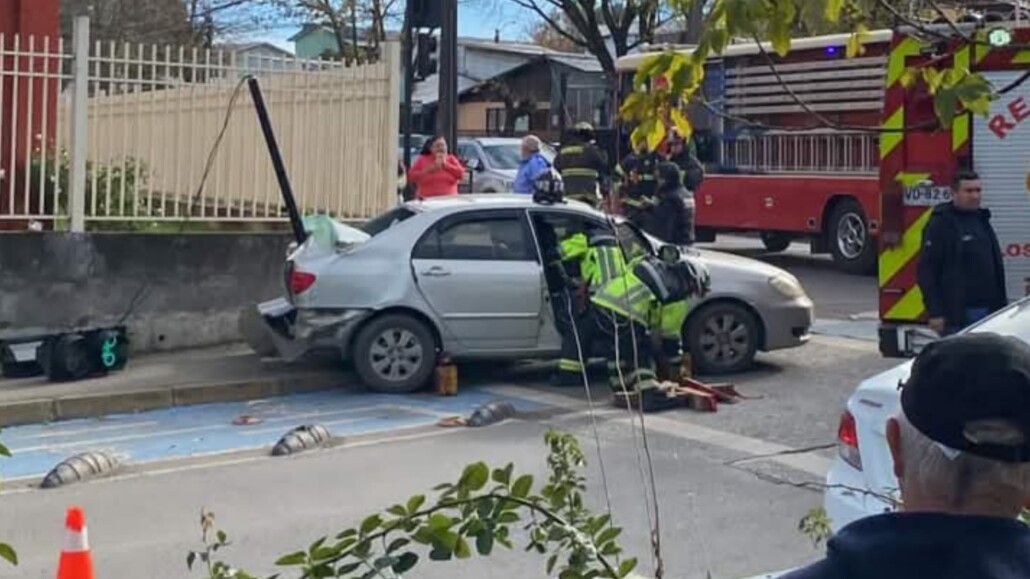 Cinco personas resultan heridas en choque entre automóvil y carro de bomberos en Los Ángeles.
