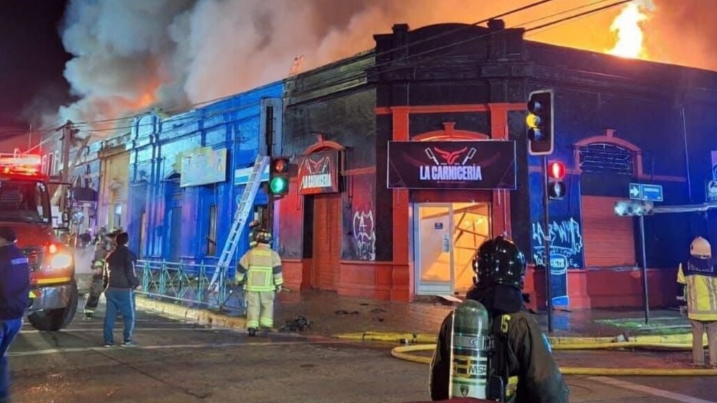 Intenso incendio arrasó con al menos 14 comercios en el centro de la comuna de Victoria: un bombero y un civil resultaron heridos.