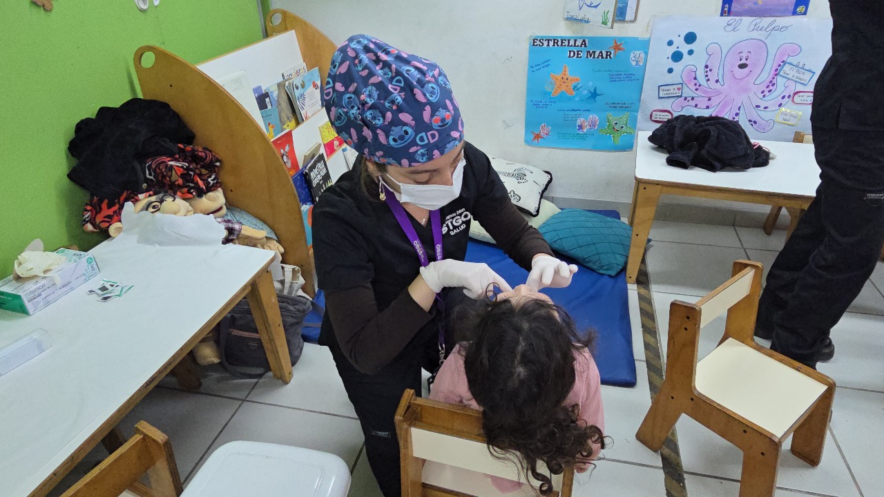 El programa dental «Sembrando Sonrisas» en Santiago ha realizado exámenes a cerca de 9 mil niños en la comuna.