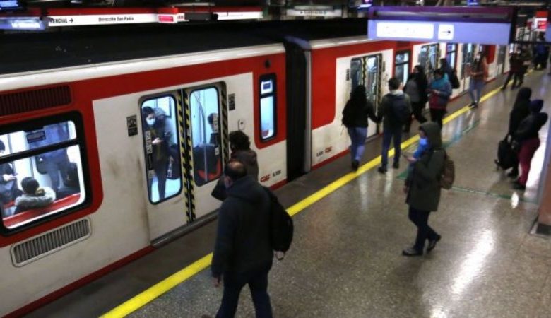 Santiago: La evacuación de un tren provoca inconvenientes en la frecuencia de la Línea 1 del Metro.
