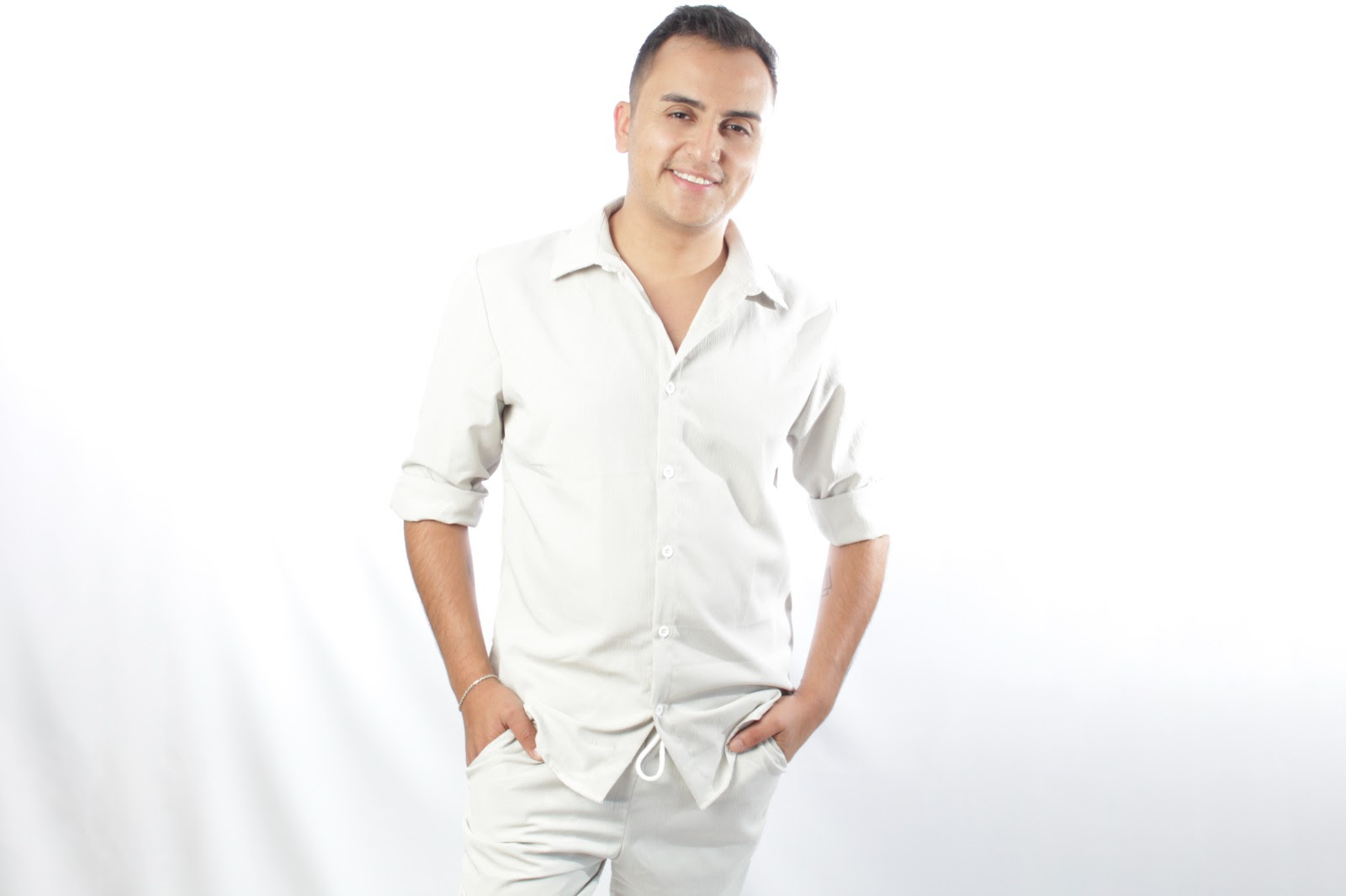 Feldres lanza su álbum debut «Calma», una experiencia sonora y emocional que indaga en la esencia del amor y la desesperanza.