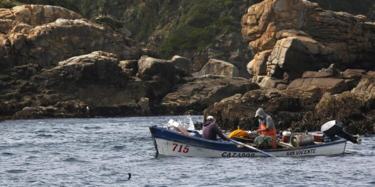Pescadores encuentran prendas en Coronel.