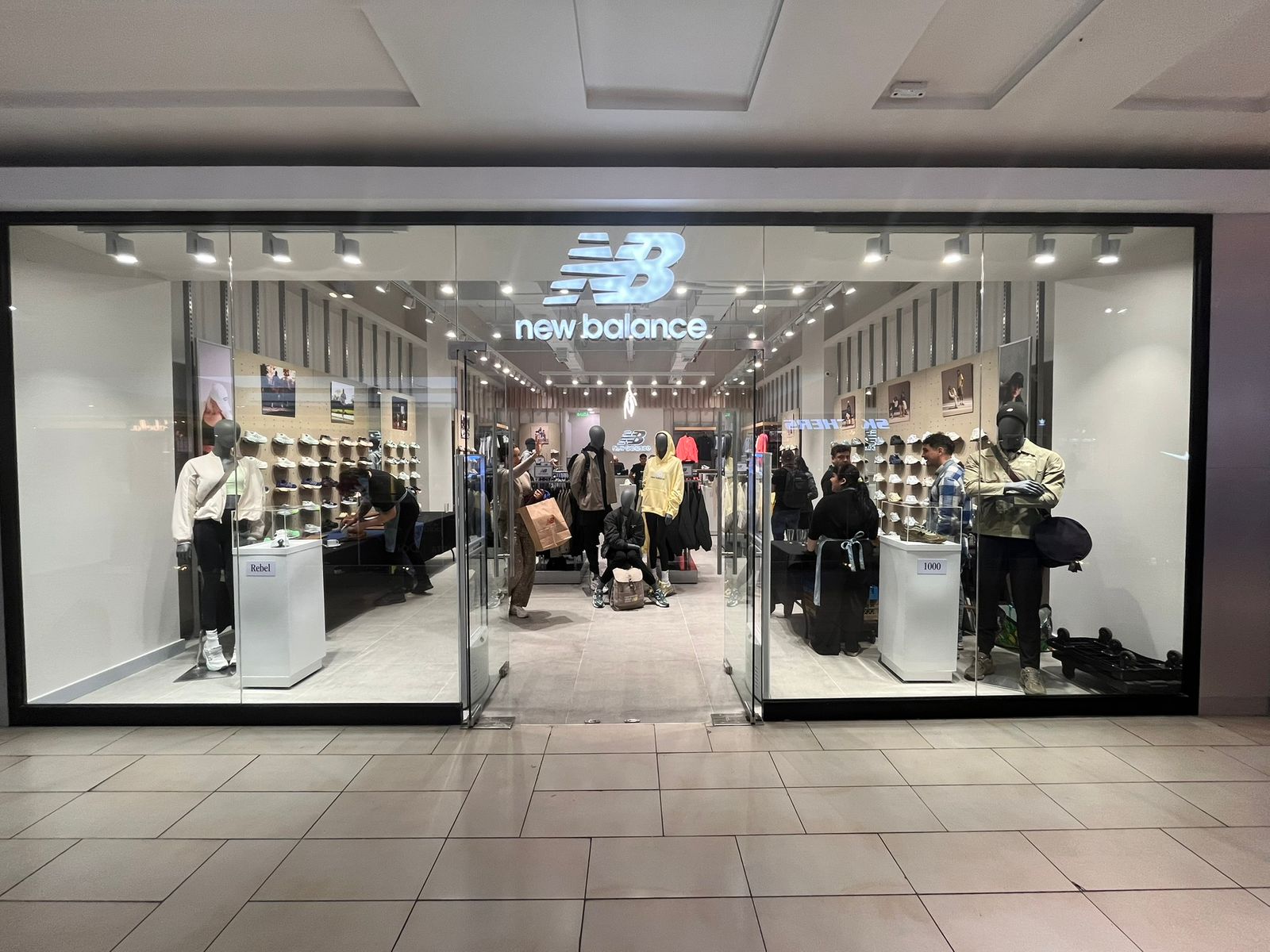 New Balance abre su tienda Metroflex en Mall Plaza Egaña.