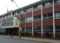 Alumna fue detenida tras agredir a un inspector al negarse a entrar a su sala de clases en un conocido liceo de Curicó.
