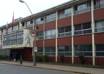 Alumna fue detenida tras agredir a un inspector al negarse a entrar a su sala de clases en un conocido liceo de Curicó.