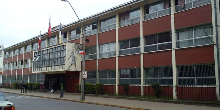 Alumna fue detenida tras agredir a un inspector al negarse a entrar a su sala de clases en un conocido liceo de Curicó.