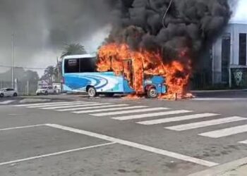 Un incendio dañó un bus en la Avenida Playa Ancha con El Parque en Valparaíso.