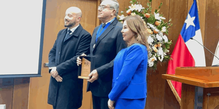 Álvaro Rojas, exrector de la UTALCA, es reconocido con una importante distinción académica.