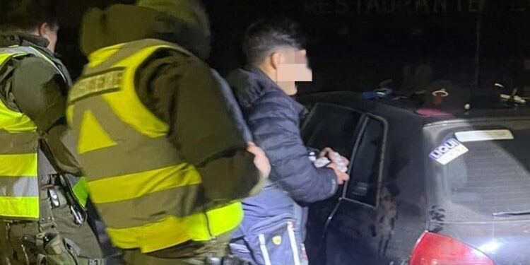 Detenidos por conducir un vehículo robado.