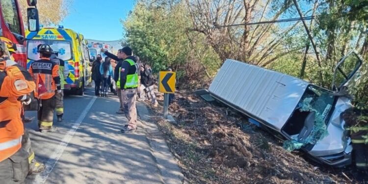 Furgón que transportaba pacientes de diálisis se volcó y terminó en una zanja en el Maule.