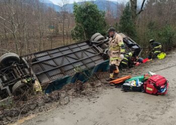 Bus que trasladaba a adultos mayores vuelca en Panguipulli: hay varios heridos.